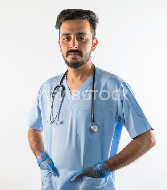 بورتريه لطبيبب سعودي خليجي مبتسم و ينظر للكاميرا ، يقدم خدماته للمرضى بكل كفاءه  ، خلفية بيضاء، مفهوم الطب والرعاية الصحية
