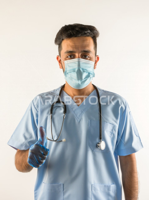 طبيبب سعودي يرتدي الكمامة ، اتباع اجراءات السلامة ، يقدم خدماته للمرضى بكل كفاءه  ، خلفية بيضاء، مفهوم الطب والرعاية الصحية