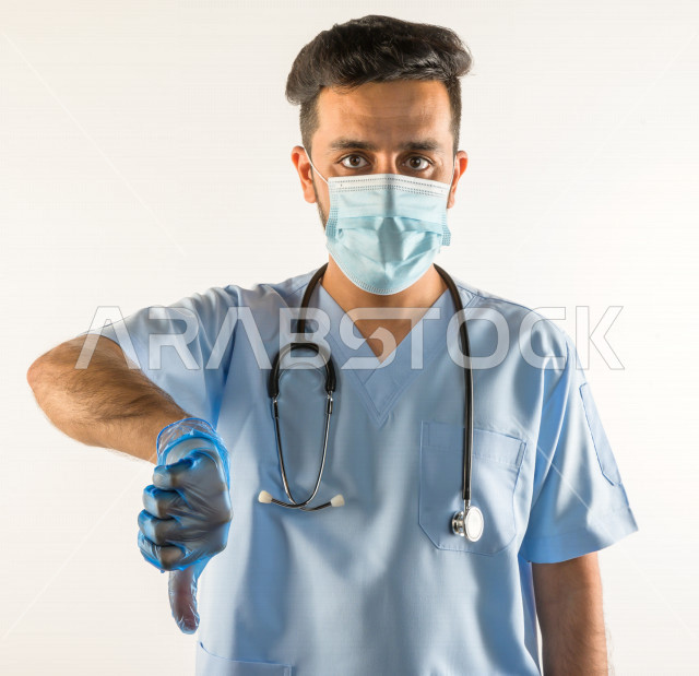 طبيبب سعودي يرتدي الكمامة ، اتباع اجراءات السلامة ، يقدم خدماته للمرضى بكل كفاءه  ، خلفية بيضاء، مفهوم الطب والرعاية الصحية