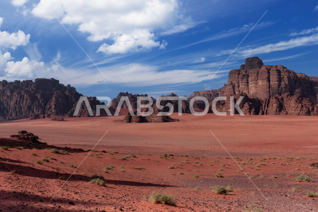  المناطق الصحراوية والكثبان الرملية في البراري، معالم اثرية تاريخية قديمة، اماكن سياحية مشهورة في المملكة العربية السعودية، المحميات الطبيعية الصحراوية، سلسلة الجبال والتكوينات والتشكلات الصخرية في منطقة تبوك، منظر الغيوم البيضاء في السماء