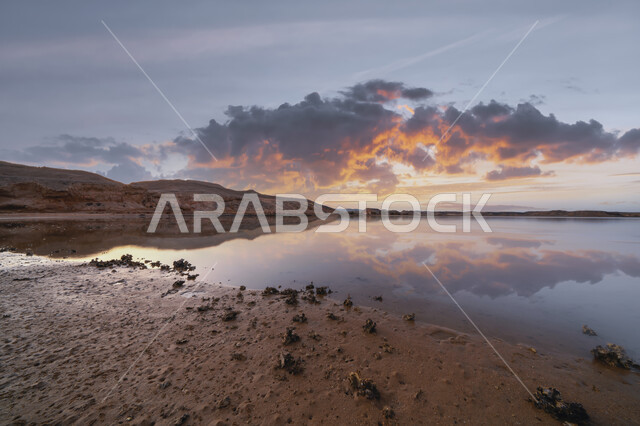 التكوينات والتشكيلات الصخرية، شاطئ قرية المويلح في تبوك في وقت شروق الشمس، الاماكن الطبيعية والمسطحات المائية في المملكة العربية السعودية، منظر السماء والسحب البيضاء في وقت النهار