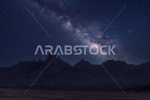 النجوم اللامعة في سماء مجرة درب التبانة، القمم والمرتفعات الجبلية في منطقة تبوك في السعودية ليلا، التكوينات الصخرية الطبيعية في المناطق الصحراوية، معالم اثرية تاريخية قديمة، اماكن سياحية في السعودية