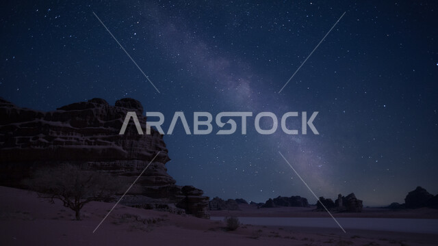  النجوم اللامعة في سماء مجرة درب التبانة، القمم والمرتفعات الجبلية في منطقة تبوك في السعودية ليلا، التكوينات الصخرية الطبيعية في المناطق الصحراوية، معالم اثرية تاريخية قديمة، اماكن سياحية في السعودية