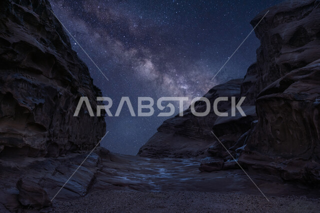 النجوم اللامعة في سماء مجرة درب التبانة، القمم والمرتفعات الجبلية في منطقة تبوك في السعودية ليلا، التكوينات الصخرية الطبيعية في المناطق الصحراوية، معالم اثرية تاريخية قديمة، اماكن سياحية في السعودية