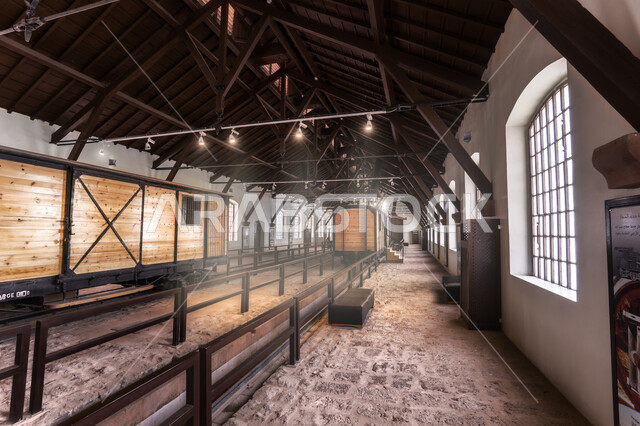 المتاحف الأثرية القديمة في المدينة المنورة، المعالم التراثية التاريخية، صورة مقربة لجزء من قطار اثري قديم في متحف سكة الحجاز في مبنى محطة القطار العثمانية، أماكن سياحية في المملكة العربية السعودية