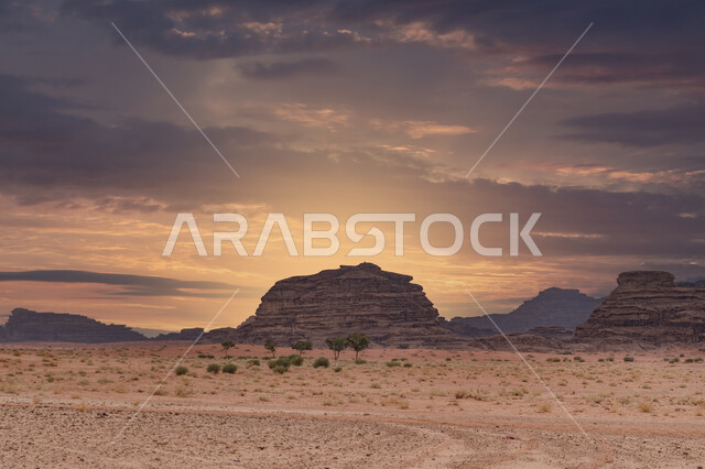 التكوينات والتشكيلات الصخرية في المملكة العربية السعودية، الاستمتاع بالمناظر الطبيعية و الرمال الذهبية، سلسة جبلية في مدينة تبوك الصحراوية، معالم سياحية مشهورة في وقت غروب الشمس, التضاريس والنحت الصخري في المناطق المرتفعة