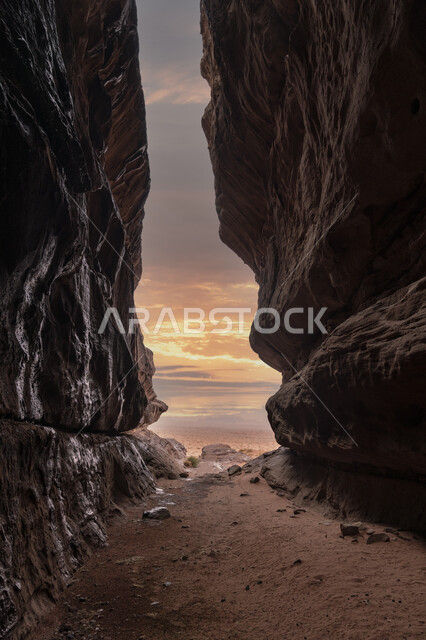  طريق صغير بين جبلين مرتفعين وقت غروب الشمس، أماكن سياحية مشهورة في السعودية، الطبيعه الصحراوية والنحت الصخري الأثري، سلسلة الجبال والتكوينات والتشكلات الصخرية في منطقة تبوك