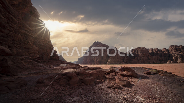 القمم و المرتفعات الجبلية في إحدى المحميات الطبيعية في وقت غروب الشمس, اماكن سياحية مشهورة في المملكة العربية السعودية، الأعشاب والنباتات البرية في المناطق الصحراوية، سلسلة الجبال والتكوينات والتشكلات الصخرية في منطقة تبوك، خلفية الطبيعه