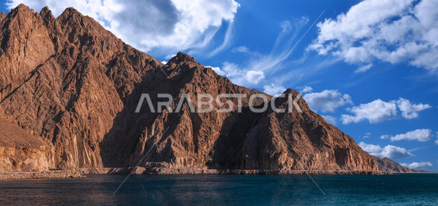  جزر تبوك البحرية، اطلالة السلسلة الجبلية للتشكلات والتكوينات الصخرية على جزيرة زبيدة في البحر الأحمر في منطقة تبوك، معالم طبيعية سياحية في المملكة العربية السعودية، المسطحات المائية والثروة الطبيعية في البلاد