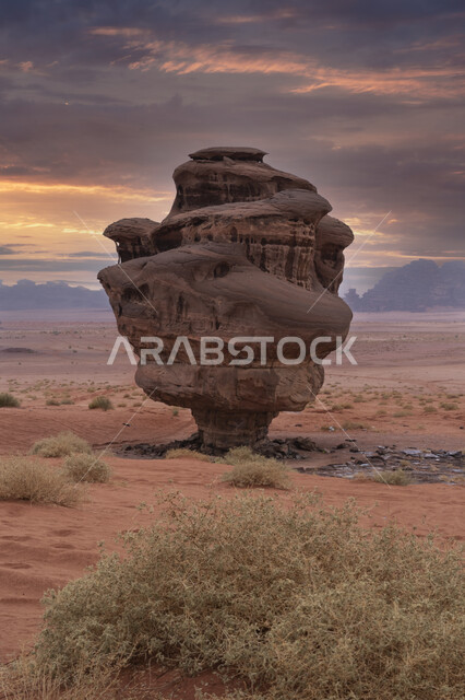 معالم اثرية تاريخية قديمة، صورة مقربة لصخرة كبيرة منحوتة، صخور رسوبية طبيعية، التكوينات والتشكيلات الصخرية، جبال شقري في منطقة تبوك، المناطق الصحراوية وقت غروب الشمس، اماكن سياحية مشهورة في المملكة العربية السعودية