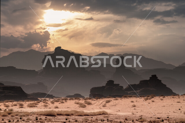 التضاريس والنحت الصخري في المناطق المرتفعة، التكوينات والتشكيلات الصخرية في المملكة العربية السعودية، الاستمتاع بالمناظر الطبيعية في وقت الغروب، سلسة جبلية في مدينة تبوك الصحراوية، معالم سياحية مشهورة