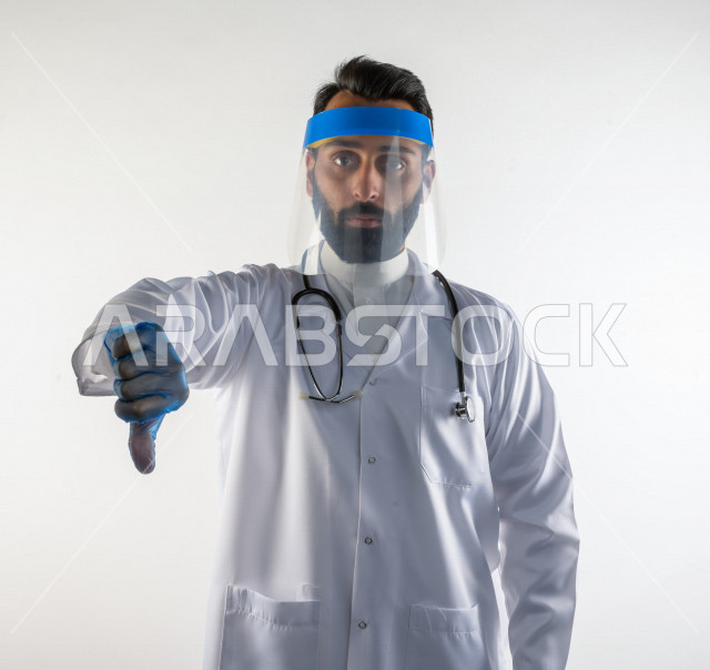 بورتريه لطبيبب سعودي خليجي مبتسم و ينظر للكاميرا ، يقدم خدماته للمرضى بكل كفاءه  ، خلفية بيضاء، مفهوم الطب والرعاية الصحية