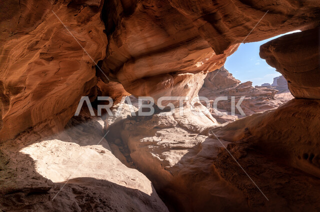 الحضارة والآثار التاريخية القديمة, صخور طبيعية رسوبية، النحت الصخري في المناطق الصحراوية, التكوينات والتشكيلات الصخرية في تبوك في السعودية, أماكن الجذب واستقطاب السياح من شتى أنحاء العالم, معالم سياحية مشهورة في مناطق الصحراء العربية