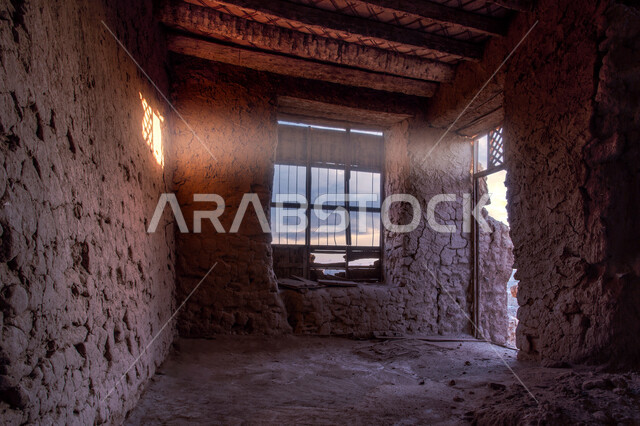 بيت حجري تاريخي أثري في منطقة تبوك، معالم اثرية تاريخية واماكن سياحية مشهورة في المملكة العربية السعودية، الفن المعماري للبيوت التراثية الطينية القديمة، تصميم النوافذ على الطراز القديم