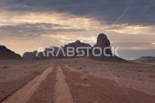 صخور رسوبية طبيعية، التكوينات والتشكيلات الصخرية في المملكة العربية السعودية، سلسلة جبلية في مدينة تبوك الصحراوية، معالم سياحية مشهورة, التضاريس والنحت الصخري في المناطق المرتفعة، طريق رملي وسط الصحراء