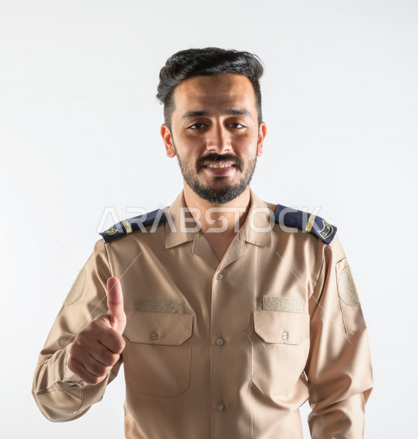 بورتريه لرجل سعودي خليجي يعمل كرجل أمن ، يرتدي الزي الرسمي للعمل ، الحفاظ على الامن و الطمأنينة ، حراسة و امان ، خلفية بيضاء