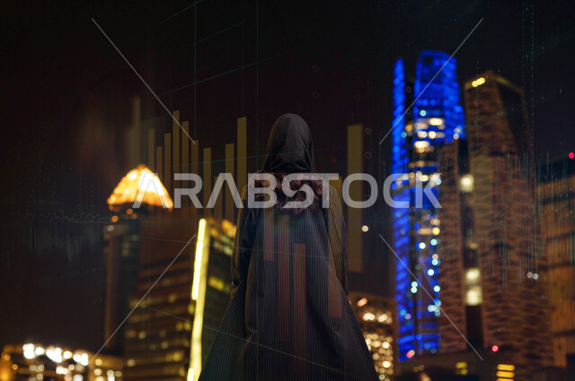مؤشرات وبيانات احصائية قياسية، صورة من الخلف لسيدة عربية سعودية خليجية مبتسمة ترتدي عباءة سوداء، متابعة أخبار الأسهم والسوق المالي، دمج خلفية الأبراج المضاءة ليلا مع الخطوط الهولوجرامية ثلاثية الأبعاد