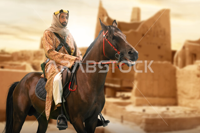 الاحتفال بذكرى تأسيس المملكة، مشاركة الجياد في المناسبات والأعياد الوطنية, رجل عربي خليجي سعودي يرتدي العقال العريض والبشت التقليدي الشعبي يمتطي فرسه البني في الصحراء, ارتداء أزياء أهل المنطقه الوسطى في يوم التأسيس 1727، خلفية أسوار الدرعية الطينية القديمة