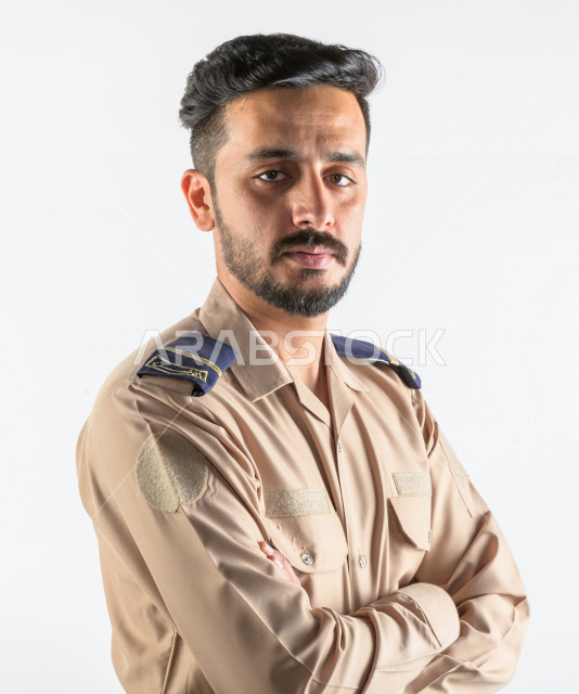 بورتريه لرجل سعودي خليجي يعمل كرجل أمن ، يرتدي الزي الرسمي للعمل ، الحفاظ على الامن و الطمأنينة ، حراسة و امان ، خلفية بيضاء