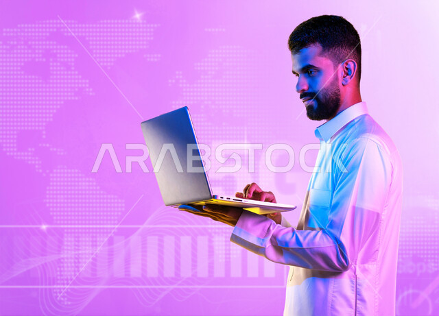استخدام الجيل الخامس لشبكات الانترنت السريع، بورتريه مقرب لشاب عربي خليجي سعودي يرتدي الثوب التقليدي يحمل بيده جهاز الحاسب المحمول يقوم بالنقر على لوحة المفاتيح، احتراف وظائف الحاسوب وتكنولوجيا المعلومات، خلفية بنفسجية مع أيقونة فايف جي بتقنية الهولوجرام