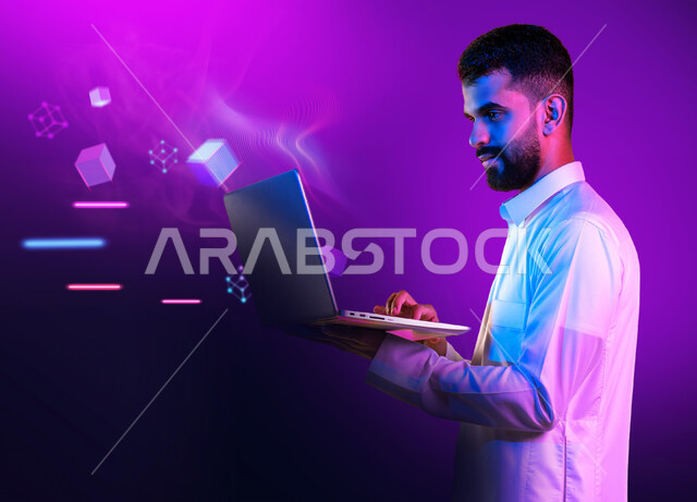 تعابير وايماءات النقر على لوحة المفاتيح، بورتريه مقرب لشاب عربي خليجي سعودي يرتدي الثوب التقليدي يحمل بيده جهاز الحاسب المحمول، احتراف وظائف الحاسوب وتكنولوجيا المعلومات، خلفية بنفسجية مع عناصر مختلفة