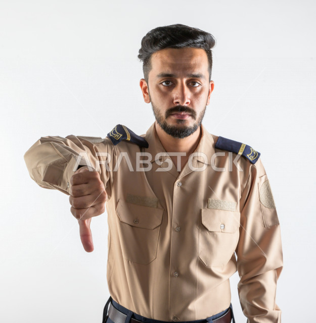 بورتريه لرجل سعودي خليجي يعمل كرجل أمن ، يرتدي الزي الرسمي للعمل ، الحفاظ على الامن و الطمأنينة ، حراسة و امان ، خلفية بيضاء