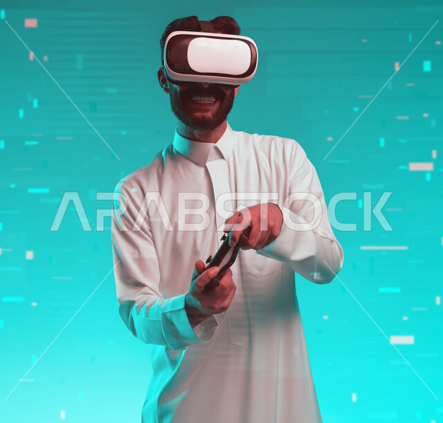 دمج المتعة والتسلية مع العالم الخيالي، بورتريه مقرب لشاب عربي خليجي سعودي مبتسم يرتدي الثوب التقليدي ونظارة الواقع الإفتراضي يمسك بيده عصا التحكم يقوم باللعب في ألعاب الفيديو الترفيهية، أجهزة تكنولوجية وتقنيات حديثة، قضاء اوقات فراغ ممتعة، خلفية زرقاء مخططة