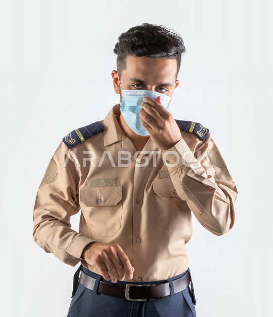 بورتريه لرجل سعودي خليجي يعمل كرجل أمن ، يرتدي الزي الرسمي للعمل ، الحفاظ على الامن و الطمأنينة ، حراسة و امان ، خلفية بيضاء
