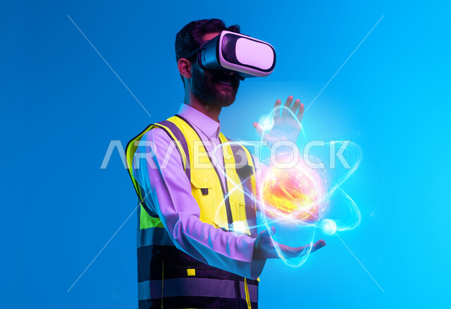 التفاعل مع الأيقونات الهولوجرامية ثلاثية الابعاد، رؤية مستقبلية سعودية 2030، استخدام التكنولوجيا في المجالات الهندسية، العمل بالقطاع الهندسي عبر تقنية الواقع الافتراضي، بورتريه مقرب لمهندس عربي خليجي سعودي يرتدي سترة الحماية ونظارة الفي آر، خلفية زرقاء