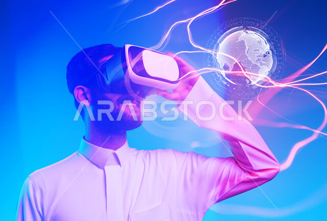 رؤية سعودية مستقبلية 2030،  التفاعل والاندماج ومحاكاة العالم الخيالي, استخدام التقنيات الحديثه المتطورة، بورتريه مقرب لشاب عربي خليجي سعودي يرتدي الثوب التقليدي ونظارة الفي ار، استخدام خاصية الهولوجرام ثلاثية الأبعاد، خلفية زرقاء