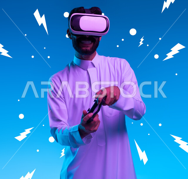 دمج المتعة والتسلية مع العالم الافتراضي، بورتريه مقرب لشاب عربي خليجي سعودي يرتدي الثوب التقليدي ونظارة الفي آر يمسك بيده عصا التحكم يقوم باللعب في ألعاب الفيديو الترفيهية، قضاء اوقات فراغ ممتعة، أجهزة تكنولوجية وتقنيات حديثة، خلفية زرقاء مع اشارات القوة والطاقة