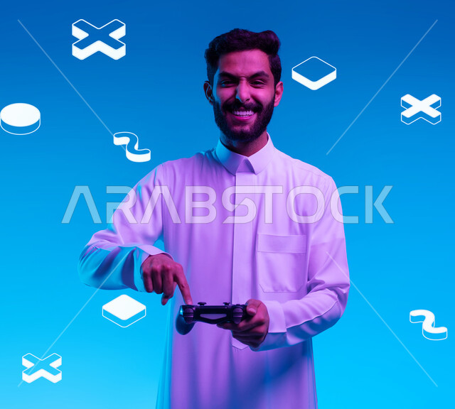 العالم الرقمي الترفيهي، تجربة ترفيهية ممتعة في الألعاب الالكترونية والأجهزة الحديثة، المتعة والتسلية بالفيديو جيمز، صورة مقربة لشاب عربي خليجي سعودي يرتدي الثوب التقليدي يقوم بالنقر على عصا التحكم بإيماءات التفاعل والاندماج والحماس، خلفية أيقونات أزرار التنقل