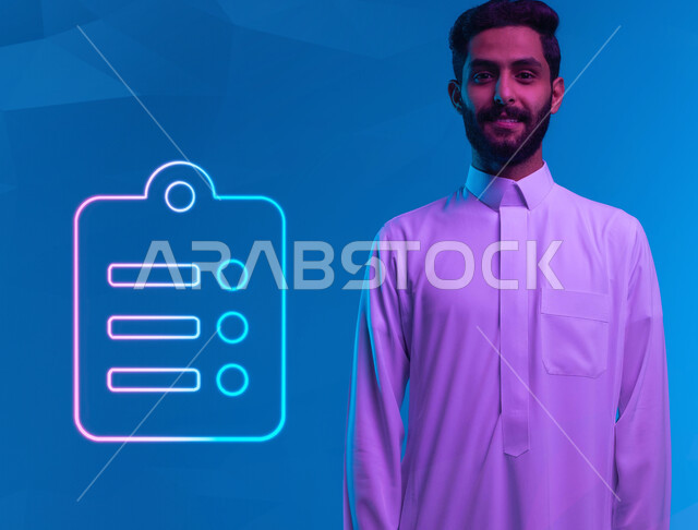 ترتيب وتنظيم المهام اليومية، صورة مقربة لرجل عربي خليجي سعودي مبتسم يرتدي الثوب التقليدي يقف بجانب رسم توضيحي لقائمة ذات تعداد نقطي، تدوين الملاحظات والأولويات، مفهوم إدارة الوقت، خلفية زرقاء