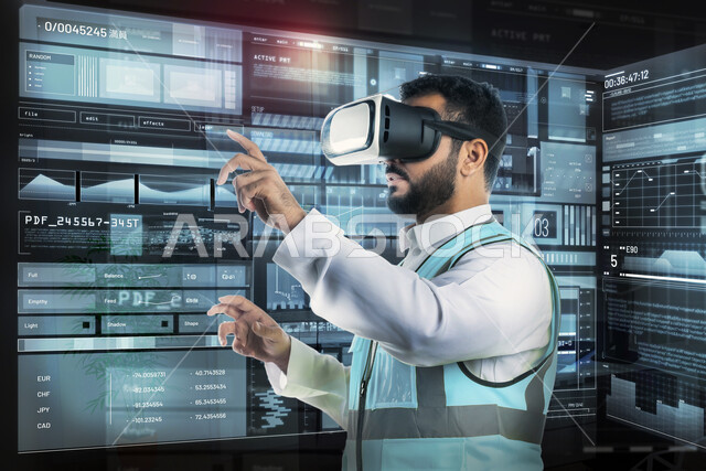 التفاعل مع الهندسة الافتراضية، بورتريه مقرب من الجانب لمهندس عربي خليجي سعودي يرتدي سترة العمل ونظارة الواقع الافتراضي، مؤشرات وبيانات احصائية قياسية، نمو وتطور المجال الهندسي عبر نظارة الفي آر، استخدام التكنولوجيا في المجالات الهندسية، خلفية شاشات الكترونية