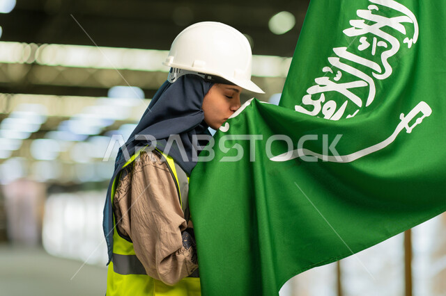 تقدم القطاع الهندسي بسواعد أبناء الوطن, مهندسة عربية خليجية سعودية محجبة ترتدي السترة وخوذة الحماية تقوم بتقبيل راية التوحيد والإسلام، يوم العلم 11 مارس، الاحتفال بذكرى اليوم الوطني السعودي 23 سبتمبر والعيد الوطني، مهن ووظائف نسائية