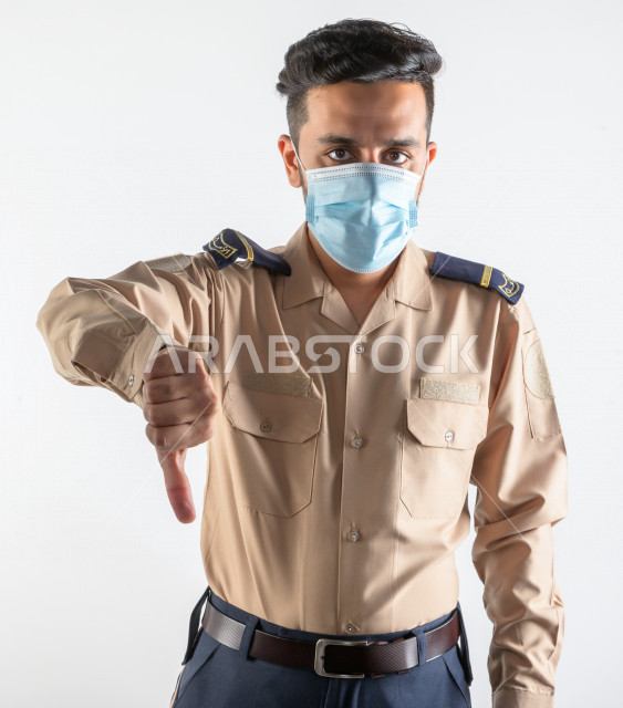 بورتريه لرجل سعودي خليجي يعمل كرجل أمن ، يرتدي الزي الرسمي للعمل ، الحفاظ على الامن و الطمأنينة ، حراسة و امان ، خلفية بيضاء