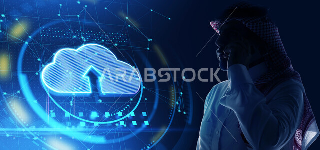 تطور التكنولوجيا الرقمية، صورة ظلية مقربة من الجانب لرجل اعمال عربي خليجي سعودي يرتدي الشماغ والثوب التقليدي يقوم باجراء مكالمة هاتفية، الذكاء الاصطناعي وتكنولوجيا المستقبل، خلفية زرقاء مع أيقونات هولوجرامية ثلاثية الابعاد