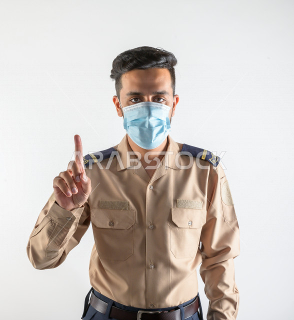 بورتريه لرجل سعودي خليجي يعمل كرجل أمن ، يرتدي الزي الرسمي للعمل ، الحفاظ على الامن و الطمأنينة ، حراسة و امان ، خلفية بيضاء