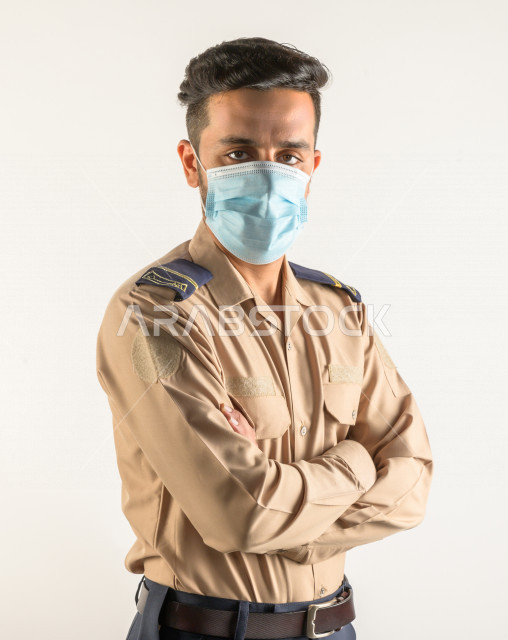 بورتريه لرجل سعودي خليجي يعمل كرجل أمن ، يرتدي الزي الرسمي للعمل ، الحفاظ على الامن و الطمأنينة ، حراسة و امان ، خلفية بيضاء