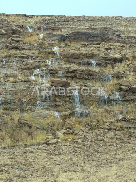 الهطول المطري في وادي الصخور في المملكة العربية السعودية، البيئة الجبلية والتكوينات الصخرية القاسية، اماكن طبيعية سياحية، الأجواء الشتوية الباردة في المناطق النائية