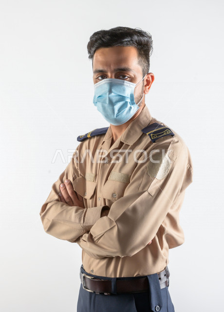 بورتريه لرجل سعودي خليجي يعمل كرجل أمن ، يرتدي الزي الرسمي للعمل ، الحفاظ على الامن و الطمأنينة ، حراسة و امان ، خلفية بيضاء
