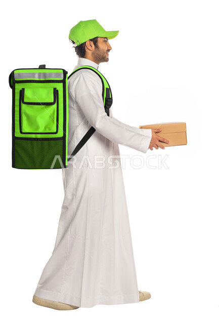 خدمات التوصيل السريعة, التسوق الالكتروني والشحن الآمن عبر الأونلاين, بورتريه من الجانب لمندوب عربي خليجي سعودي يرتدي الثوب التقليدي وحقيبة الظهر يعمل في مجال توصيل الطلبات, استلام وتسليم الطلبية, خلفية بيضاء
