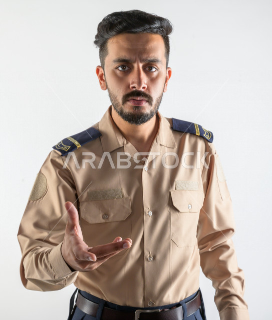 بورتريه لرجل سعودي خليجي يعمل كرجل أمن ، يرتدي الزي الرسمي للعمل ، الحفاظ على الامن و الطمأنينة ، حراسة و امان ، خلفية بيضاء
