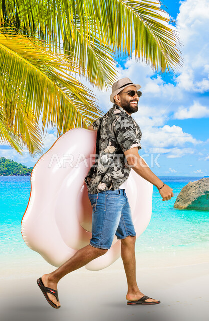 قضاء أوقات ممتعه على شواطئ المملكة, شاب عربي خليجي سعودي مبتسم يرتدي الزي الكاجوال والنظارة الشمسية يتجول على الرمال الذهبية, الترفيه والتسلية والاستمتاع بالعطلة الصيفية، خلفية شاطئ البحر