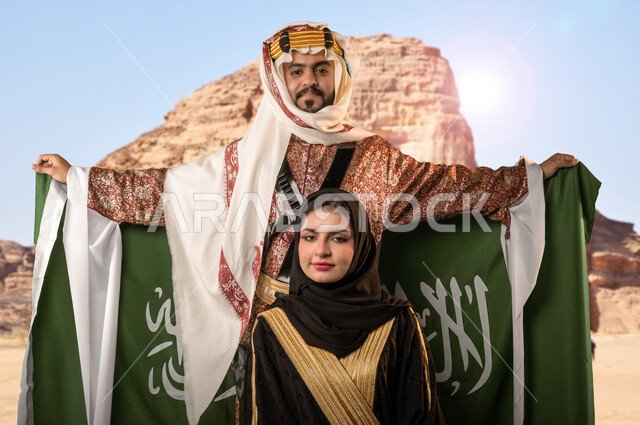 ارتداء أزياء المناسبات الشعبية والوطنية، التعبير عن الفخر والاعتزاز بالانتماء للمملكة, ذكرى العيد الوطني السعودي 23 سبتمبر, وجان عربيان خليجيان سعوديان يحتفلان بيوم العلم 11مارس, خلفية الأماكن الأثرية التاريخية المشهورة