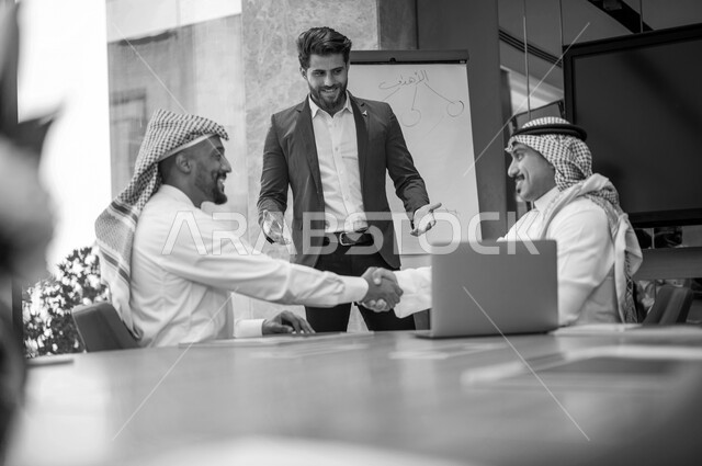 تطوير الاستراتيجيات وإنجاز المهام لتحقيق أهداف الشركة, دمج العمل مع التقنية والتكنولوجيا, المناقشة والحوار في مكتب الاجتماعات, رجال أعمال عرب خليجيون سعودي يقومون بعقد اجتماع عمل، اتفاقيات وصفقات جديدة