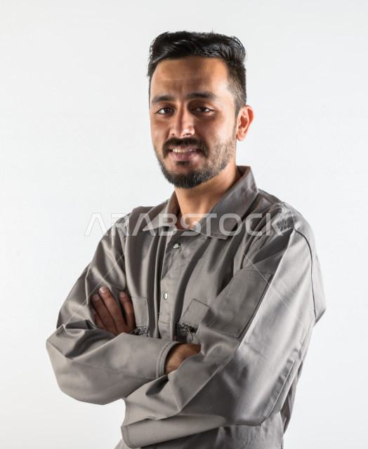 بورتريه لشاب سعودي خليجي يعمل كمهندس فني ، يزاول مهنته باحتراف ، المهارة و اتقان العمل ، عامل بناء محترف ، حرفي كهربائي ، الأعمال و الصيانة ، خلفية بيضاء