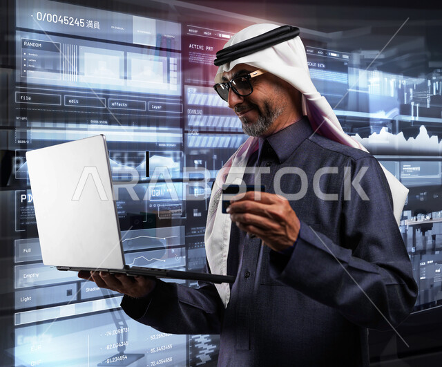 إمكانية تسديد الرسوم عبر الانترنت، رجل كبير بالسن عربي خليجي سعودي يرتدي الزي التقليدي يمسك بيده اللابتوب والبطاقة البنكية، النمو والتقدم التقني، تطور التكنولوجيا الرقمية، الذكاء الاصطناعي والابتكارات المستقبلية، خلفية شاشات هولوجراميه ثلاثية الابعاد