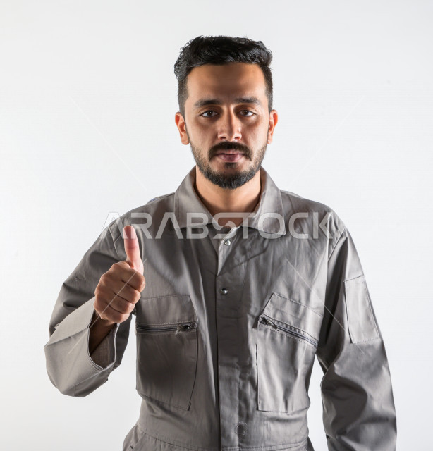 بورتريه لشاب سعودي خليجي يعمل كمهندس فني ، يزاول مهنته باحتراف ، المهارة و اتقان العمل ، عامل بناء محترف ، حرفي كهربائي ، الأعمال و الصيانة ، خلفية بيضاء