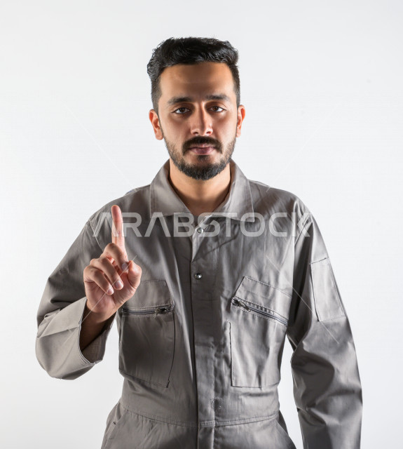 بورتريه لشاب سعودي خليجي يعمل كمهندس فني ، يزاول مهنته باحتراف ، المهارة و اتقان العمل ، عامل بناء محترف ، حرفي كهربائي ، الأعمال و الصيانة ، خلفية بيضاء